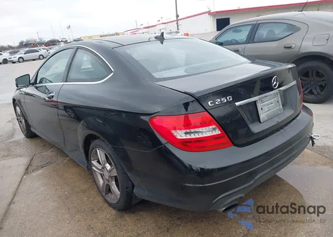 2013 Mercedes-Benz C 250 z USA, uszkodzony, nr VIN WDDGJ4HB7DG045268